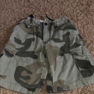 EUC 8 Gap Camo cargo shorts